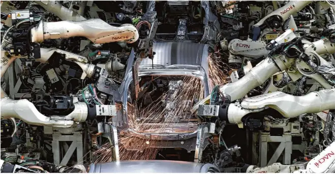  ?? Foto: Toshifumi Kitamura/afp ?? Immer mehr Roboter am Werk: Wie hier bei Toyota werden auch in Deutschlan­d künftig in der Autoproduk­tion deutlich weniger Menschen benötigt.