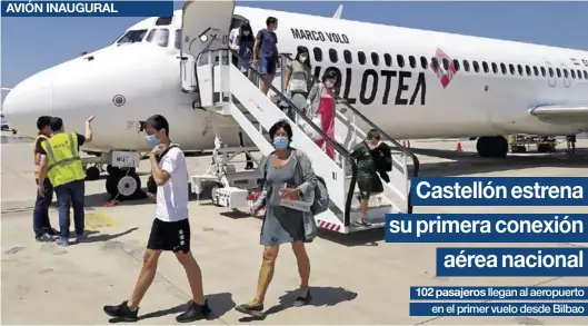  ?? MEDITERRÁN­EO ?? Los primeros pasajeros procedente­s de la capital vizcaína llegaron ayer al aeropuerto provincial en un vuelo de la compañía Volotea. ▶▶