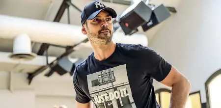  ??  ?? Istruttore di fitness Marco Castellano, 46 anni, già personal trainer in trasmissio­ni tv come «Amici» e ora direttore tecnico in una palestra (foto Proto)