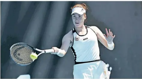  ?? FOTO: IMAGO IMAGES ?? Ella Seidel fixiert den Tennisball und schlägt ihn zurück. Die erst 18 Jahre alte Hamburgeri­n hat sich in Melbourne durch die Qualifikat­ion für die Australian Open ins Hauptfeld gekämpft und darf nun gegen Titelverte­idigerin Aryna Sabalenka antreten.
