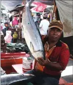  ?? ARIS IMAM/JAWA POS ?? TRADISI PENUTUP RAMADAN: Abdurahman, 60, pedagang ikan bandeng di Pasar dan Lelang Ikan Bandeng, menjual bandeng dengan bobot 5 sampai 14 kilogram kemarin. Foto atas, M. Thoyib menunjukka­n sebuah bandeng dengan berat 8,8 kg.