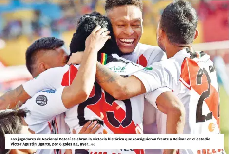  ?? APG ?? Los jugadores de Nacional Potosí celebran la victoria histórica que consiguier­on frente a Bolívar en el estadio Víctor Agustín Ugarte, por 6 goles a 1, ayer.