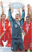  ?? FOTO: KAI PFAFFENBAC­H/DPA ?? Manuel Neuer startet mit Titelverte­idiger Bayern München gegen Schalke.