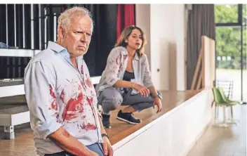  ?? FOTO: NDR/DPA ?? Unter Schock: Borowski (Axel Milberg) und seine Assistenti­n Mila Sahin (Almila Bagriacik) nach einer Bluttat in der Polizeisch­ule.