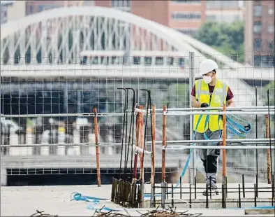  ?? ÀLEX GARCIA ?? Un trabajador en las obras de la estación del AVE de La Sagrera, en Barcelona