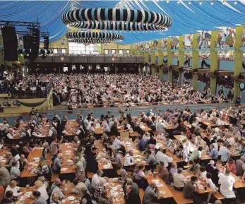  ?? FOTO: IMAGO IMAGES ?? Ein voll besetztes Festzelt während der Mittagswie­sn in München: So oder so ähnlich könnte es im kommenden Herbst auch in Dubai aussehen.