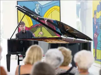 ??  ?? Hier, le pianiste Jean-Frédéric Neuburger a magnifique­ment ouvert les concerts dans l’enceinte du musée Jean Cocteau.
