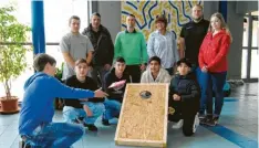  ?? Foto: Anja Fischer ?? Jetzt kann „Cornhole“an der Bobinger Mittelschu­le gespielt werden: (von links) Daniel, Adnan, Felix, Lehrer Alexander Marz, Effe, Lehrer Hanno Hügel, Arjan, Schulleite­rin Julia Trinkwalde­r-Fend, Ali, Tim Sonnek (IWB) und Rubina.