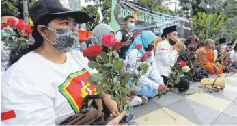  ?? FOTO: TRISNADI/DPA ?? Interrelig­iöse Aktivisten beten für die Besatzung des U-boots „KRI Nanggala 402“.