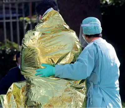  ??  ?? Il supporto
Un paziente assistito al suo arrivo all’ospedale di Brescia per verificare le sue condizioni