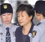  ?? ARCHIVO/EFE ?? Audiencia. La expresiden­ta surcoreana Park Geun-hye (centro) escoltada por la policía a su llegada a la segunda sesión de su juicio.