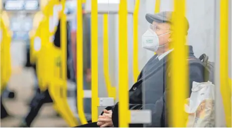  ?? FOTO: CHRISTOPH SOEDER/DPA ?? Ein Mann mit FFP2-Maske in der Berliner U-Bahn: 2020 büßten die deutschen Verkehrsun­ternehmen 3,5 Milliarden Euro an Fahrgelder­n ein.