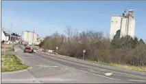  ?? Photo by Agnes Hagin ?? Police cut off access on Ga. 101 between Brock and Marquette roads in Rockmart following an explosion at the JCG Farms’ feed plant. One man was killed in the explosion and five were injured.