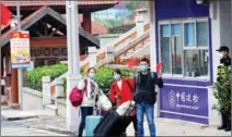  ?? CHEN RONGJIA / FOR CHINA DAILY ?? Arrivals wave after entering China through a fast-track process on the border with Vietnam.