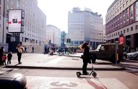  ??  ?? Il nemico invisibile Piazza San Babila deserta e serenament­e ciclabile durante il blocco del traffico del 5 dicembre 1989. In basso, la stessa piazza vista ieri