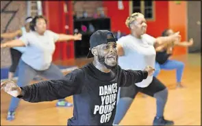  ?? HYOSUB SHIN / HSHIN@AJC. COM ?? Dwight Holt, celebrity dance fitness instructor, teaches his class at Rhythma Studios recently.