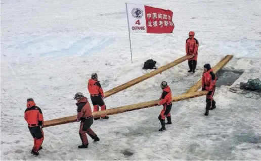  ??  ?? Des ouvriers acheminent du matériel sur le « Xue Long », le « Dragon des neiges », un brise-glace chinois acheté à l’Ukraine en 1993.