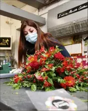  ??  ?? Alison, responsabl­e de Bonnet fleurs; éprouve les pires difficulté­s à joindre les deux bouts.