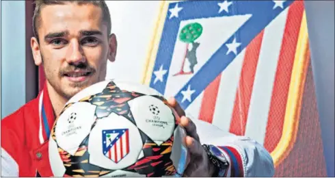  ??  ?? FELIZ. Griezmann posa con un balón con el escudo del Atlético, donde se encuentra muy contento.