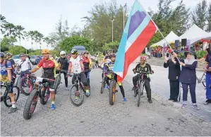  ??  ?? JAINAB (kanan) melepaskan aktiviti berbasikal santai.