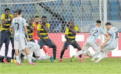  ?? AP ?? Penal con barrera. Messi ya sacó el zurdazo que se convertirá en el tercer gol contra Ecuador.