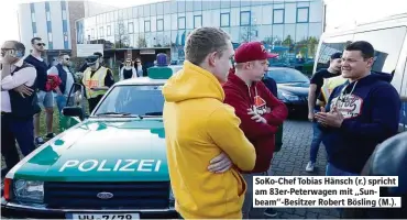  ??  ?? SoKo-Chef Tobias Hänsch (r.) spricht am 83er-Peterwagen mit „Sunbeam“-Besitzer Robert Bösling (M.).