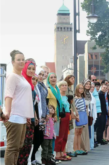  ?? Foto: dpa/Wolfgang Kumm ?? Die Berliner Initiative »Salaam-Schalom« setzt sich seit Jahren mit Workshops an Schulen und Aktionen für ein friedliche­s Miteinande­r von Muslimen und Juden ein.