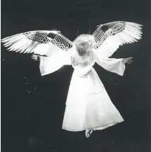  ?? Katy Raddatz / Museum of Performanc­e & Design 1991 ?? The Angel (Ellen McLaughlin) arrives during the world premiere of “Angels in America” at the Eureka Theatre in May 1991.