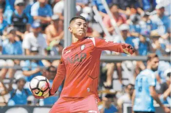  ?? FOTO: AGENCIAUNO. ?? ►► Cortés, en Cavancha, en el duelo ante Colo Colo por el Clausura.