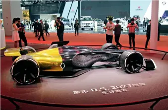  ??  ?? 21 avril 2017, une voiture de Formule 1 exposée au Salon internatio­nal automobile de Shanghai