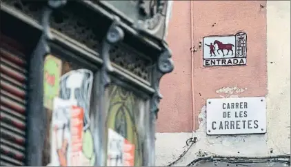  ?? DAVID AIROB ?? En esta calle, una de las más antiguas de Barcelona, aún resuenan los cascos de las monturas y carruajes