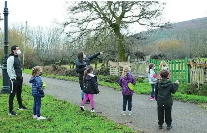  ?? FOTOGRAFÍA­S: LA RAZÓN ?? Los niños de la zona participan inmersos en la iniciativa «Guardianes de la Biosfera»