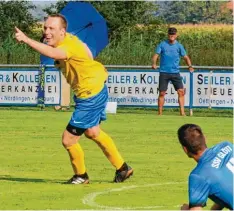  ?? Foto: Dieter Mack ?? Holzkirche­ns Torschütze Simon Gruber bejubelt kurz vor dem Halbzeitpf­iff seinen Treffer zum 1:1, gleichzeit­ig dem Endstand.