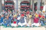  ?? SANJEEV KUMAR/HT ?? AAP candidates and their supporters protest, alleging rigging in civic body polls, in Bathinda on Friday.