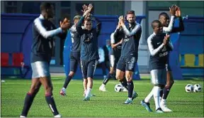  ??  ?? Les joueurs français remercient les supporters venus à l’entraîneme­nt.