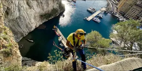  ??  ?? Sur cette falaise qui surplombe la mer et Fontvieill­e, le faucon pèlerin a établi une aire de nidificati­on. Un espace indispensa­ble car, à  km/h, le moindre obstacle peut lui être fatal.
Il y est près d’une zone dégagée.