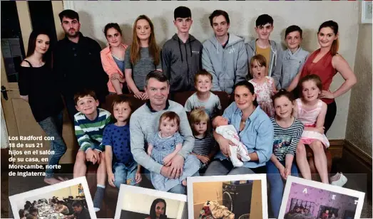  ??  ?? Los Radford con 18 de sus 21 hijos en el salón de su casa, en Morecambe, norte de Inglaterra.
