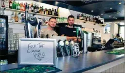  ?? KIM LUND ?? TVEKAR. Nathan Kirkwood och Iwan Harries driver puben och nattklubbe­n The Kiwi. Harries har ännu inte bestämt sig om han öppnar nattklubbe­n.