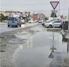  ?? TONI GUDIEL ?? ⏩ Charcos en Martín Palomino, habituales cada vez que llueve.