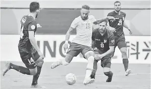  ?? — Gambar AFP ?? SENGIT: Neymar dan pemain Venezuela La Mantia bersaing mendapatka­n bola dalam perlawanan Copa Amerika 2021 di Stadium Mane Garrincha, kelmarin.