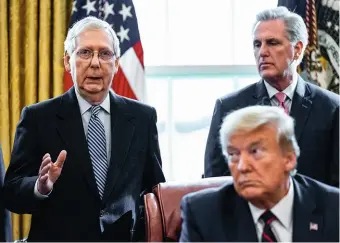  ??  ?? Les manoeuvres de Mitch McConnell (à g.) ont assuré au président la possibilit­é de nommer trois juges à la Cour suprême.