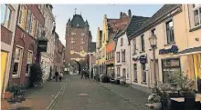  ?? RP-FOTO: WER ?? Die Klever Straße in Xanten: Der Abschnitt vom Mitteltor bis zum Klever Tor gehört seit April testweise zur Fußgängerz­one.