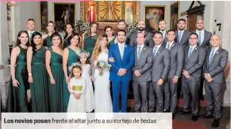  ??  ?? Los novios posan frente altar junto a su cortejo de boda fotos Daniel Gandour producción &amp; textos Claudia Gómez