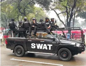  ?? SUNSTAR FOTO / ARNI ACLAO ?? DEPLOYMENT. Members of the Special Weapons and Tactics (Swat) patrol Fuente Osmeña, one of the areas passed by participan­ts during the solemn procession.