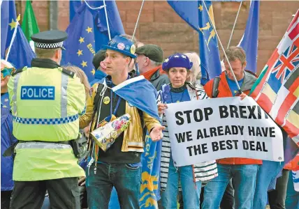  ??  ?? Manifestan­tes británicos expresan su rechazo al Brexit, durante un acto de protesta en el noroeste de Inglaterra.