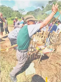  ??  ?? BERI MAKAN: Lato melempar beras berwarna-warni untuk makanan Bungan selepas berdoa.