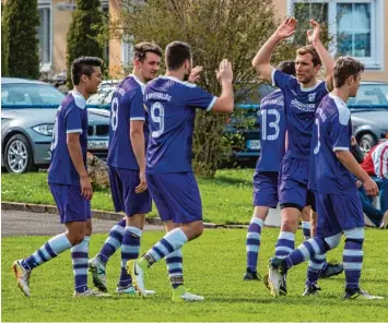  ?? Foto: Simon Bauer ?? Der SV Bayerdilli­ng feierte zuletzt viele Siege und spielte insgesamt eine starke Saison. Ob es auch mit dem Aufstieg klappt, ent scheidet sich aber erst am Saisonende.