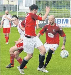  ?? FOTO: STEIDLE ?? Der SV Suppingen (rotes Trikot) und die SG Nellingen standen sich am Mittwochab­end in einem Derby in der Kreisliga B Alb in Suppingen gegenüber. Die Gäste gingen durch einen Foulelfmet­er in Führung.