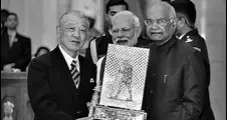  ?? SANJEEV VERMA/HT PHOTO ?? President Ram Nath Kovind presenting Gandhi Peace Prize to Yohei Sasakawa, one of the recipients, on Tuesday.