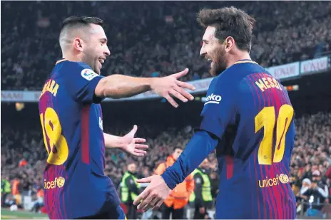  ??  ?? Lionel Messi celebra su gol con su compañero Jordi Alba. El argentino se jugó un partidazo.